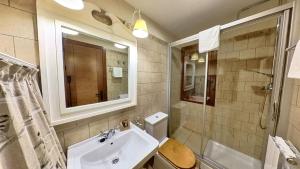 Ванная комната в Villa R´Arco - tucasaenlospirineos +45 фотографий