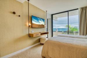 a bedroom with a bed and a view of the ocean at RELAXIA BEVERLY SUITES in Playa del Ingles