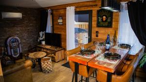 een eetkamer met een tafel met glazen erop bij Domaine de la vôge & chalets et spa in Xertigny