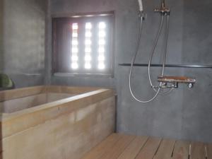 La salle de bains est pourvue d'une baignoire et d'une fenêtre. dans l'établissement Marina and Numazu DX2F - Vacation STAY 16709v, à Numazu