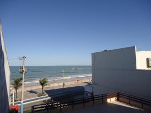 una vista de la playa desde un edificio en Pousada Cavaleiros, en Macaé