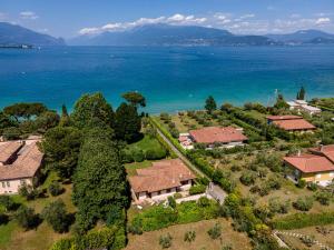 una vista aérea de una casa con el agua en Villa Giulia en Manerba del Garda