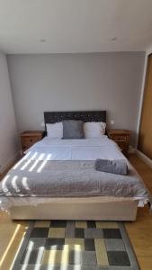 מיטה או מיטות בחדר ב-Spacious Victorian Double Room 3