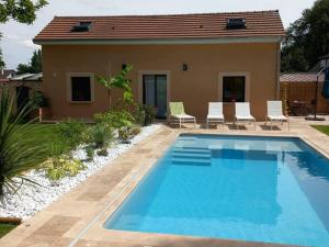 Πισίνα στο ή κοντά στο Gîte Les Séquoias avec piscine et sauna à 1h de Paris