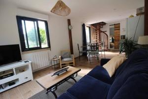 Μια τηλεόραση ή/και κέντρο ψυχαγωγίας στο Gîte Les Séquoias avec piscine et sauna à 1h de Paris