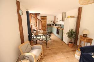 Η κουζίνα ή μικρή κουζίνα στο Gîte Les Séquoias avec piscine et sauna à 1h de Paris