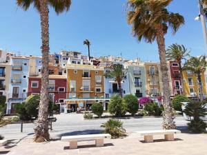 a park with palm trees and buildings in the background at LA TERRAZA DE MAR in Villajoyosa