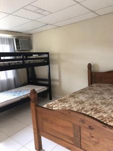 a bedroom with two bunk beds in a room at Casa na praia, com piscina, em São Francisco do Sul - Enseada - SC in Sambaqui