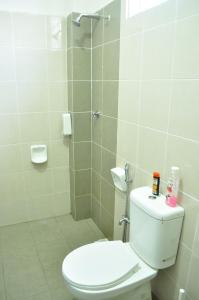 y baño con aseo y ducha. en De’ Nuhir Homestay Teluk Senangin, 