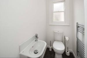 Ένα μπάνιο στο Elegant 5 bed house with parking- Photo ID Required +21 φωτογραφίες