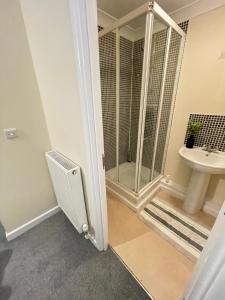 uma casa de banho com um chuveiro e um lavatório. em Relaxing double rooms in a beautiful house em Ipswich