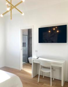a white desk with a chair in a bedroom at Elegante e spazioso appartamento in Milan