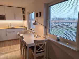 cocina con mesa y sillas y ventana grande en Apartment Hundige, en Greve