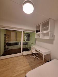 Cette chambre blanche dispose d'un bureau et d'une fenêtre. dans l'établissement Apartment Hundige, à Greve