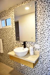 uma casa de banho com um lavatório e um espelho em Halibut Hotel em La Romana