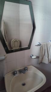 uma casa de banho com um lavatório e um espelho em Charly's House em Mar del Plata