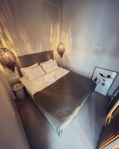 Un pequeño dormitorio con una cama en la esquina en Luxurious wooden detail flat in city center, en Chalkida
