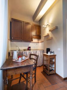 cocina con mesa de madera y armarios de madera en S2 Tower - Dolcevita Holiday, en Florencia 13 fotos más