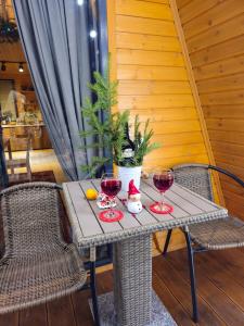 un tavolo con due bicchieri di vino sopra di Canyon garden martvili a Martvili