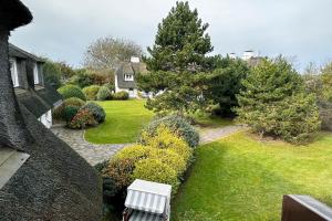 an overhead view of a garden with a bench in a yard at Ameland Reethus in Wenningstedt in Wenningstedt