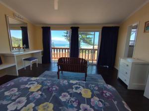 马盖特Billy Bay Cottage的一间带床的卧室，可欣赏海景