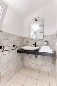 uma casa de banho com um lavatório e um espelho em Domu Prexada B&B em Maracalagonis