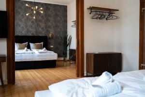 a bedroom with two beds and a mirror at JUNIK Apartments - Deine Cityapartments in Duisburg in Duisburg