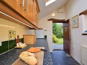een keuken met een aanrecht met brood erop bij 3 Bed in Winkleigh 1450B in Iddesleigh