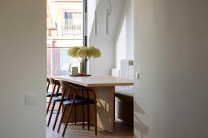 a dining room with a table and chairs and a window at Stunning duplex - 3 bedroom - 2 sunny terrasses in Knokke-Heist