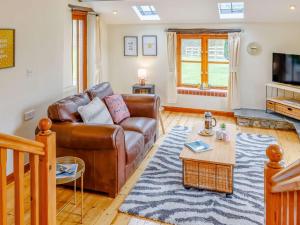 sala de estar con sofá de cuero y mesa en 1 Bed in Holsworthy GBLUE en Sutcombe