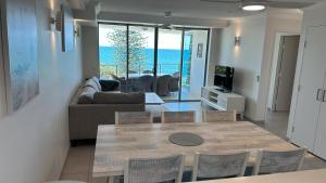 Μια τηλεόραση ή/και κέντρο ψυχαγωγίας στο Dwell @ 22, Oceanfront Apartment