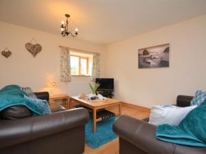 Sala de estar con 2 sofás y mesa en 3 Bed in Bude HARVE, en Kilkhampton