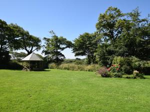 un cenador en medio de un campo de hierba en 3 Bed in Bude HARVE, en Kilkhampton