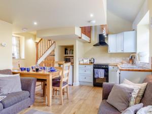 eine Küche und ein Wohnzimmer mit einem Tisch und Stühlen in der Unterkunft 2 bed property in Axminster BLOLO in Axminster