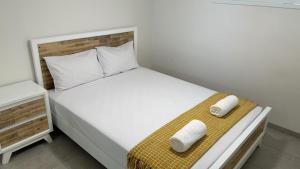 Ένα ή περισσότερα κρεβάτια σε δωμάτιο στο Dwell @ 22, Oceanfront Apartment +7 φωτογραφίες
