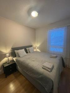 um quarto com uma cama grande e uma janela em Pearl Apartment em Rovaniemi