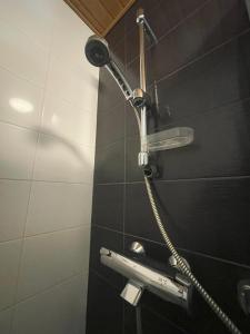 um chuveiro na casa de banho com uma cabeça de chuveiro em Pearl Apartment em Rovaniemi