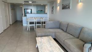Χώρος καθιστικού στο Dwell @ 22, Oceanfront Apartment