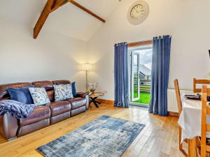uma sala de estar com um sofá de couro e uma janela em 1 Bed in Hartland LINNE em Hartland