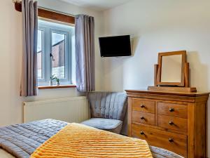 um quarto com uma cama, uma cómoda e um espelho em 1 Bed in Hartland LINNE em Hartland