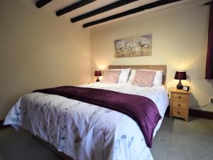 een slaapkamer met een groot bed en 2 lampen bij 2 bed property in Instow INFOB in Westleigh