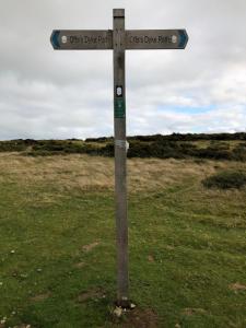 um poste com um sinal de rua num campo em Offa's Dyke Lodge B&B em Gladestry