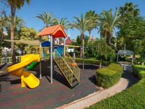 een speeltuin met een glijbaan in een park bij Aydinbey Famous Resort in Belek