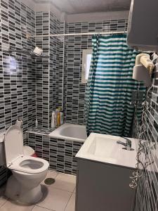 ein Badezimmer mit einem WC, einer Badewanne und einem Waschbecken in der Unterkunft Hostal Flamenco Camaron in Málaga