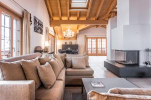 a living room with a couch and a table at Chalet La Gioventu in Grindelwald