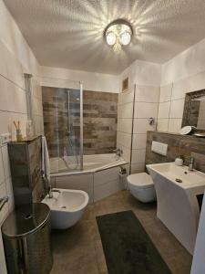 ein Badezimmer mit einer Badewanne, einem Waschbecken und einem WC in der Unterkunft Übernachten Sie im wunderschönen Weiden in Köln