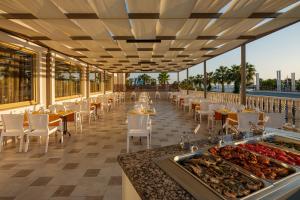 un ristorante con tavoli e sedie e cibo sul pavimento di Aydinbey Famous Resort - Ultra All Inclusive a Belek