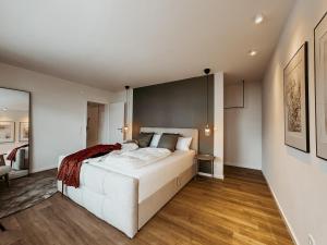 a bedroom with a white bed in a room at Appartement Grünoase - zentrumsnah in Detmold