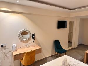 Télévision ou salle de divertissement dans l'établissement San Remo Hotel