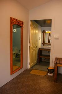帕羅林的住宿－COCO CABANA，门旁墙上的镜子